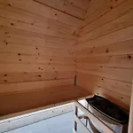 Suvo Vrelo Sa Unutrasnjim Bazenom I Saunom *