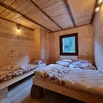 Suvo Vrelo Sa Unutrasnjim Bazenom I Saunom *