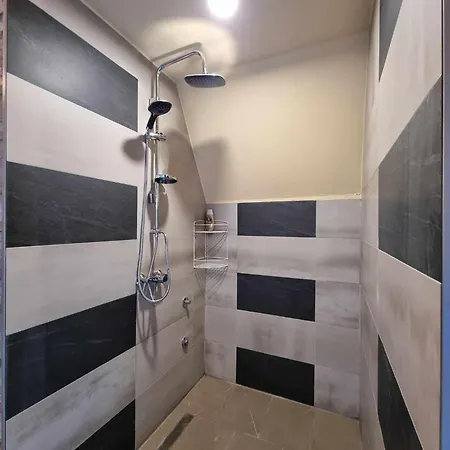 Suvo Vrelo Sa Unutrasnjim Bazenom I Saunom Jahorina