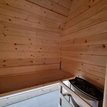 Suvo Vrelo Sa Unutrasnjim Bazenom I Saunom *