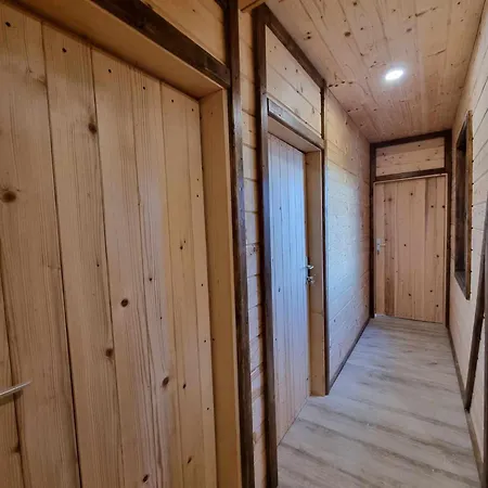 Suvo Vrelo Sa Unutrasnjim Bazenom I Saunom